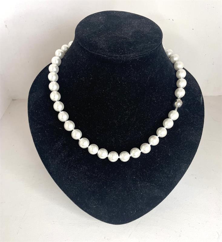 Small pearl magnetic necklace