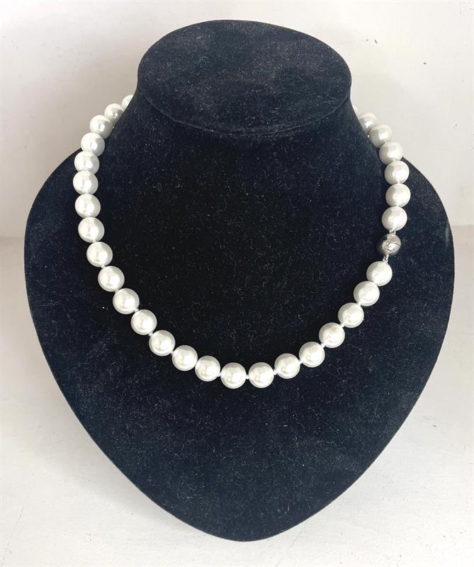 Large pearl magnetic necklace