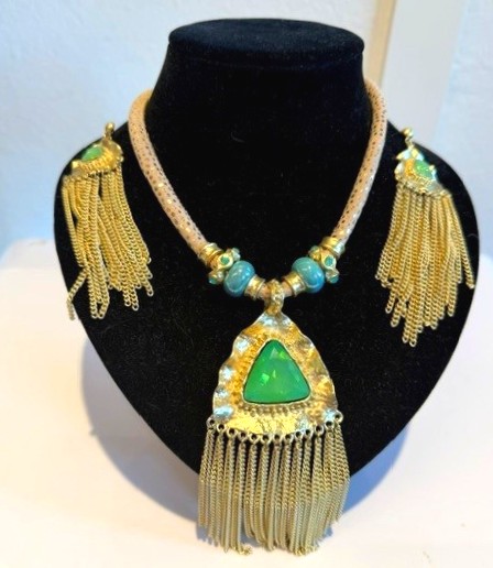 Gold/green necklace set